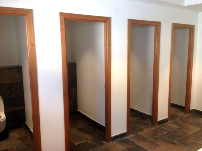 Aseos. La Roca Village