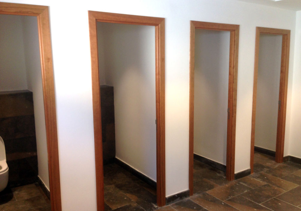 Aseos. La Roca Village